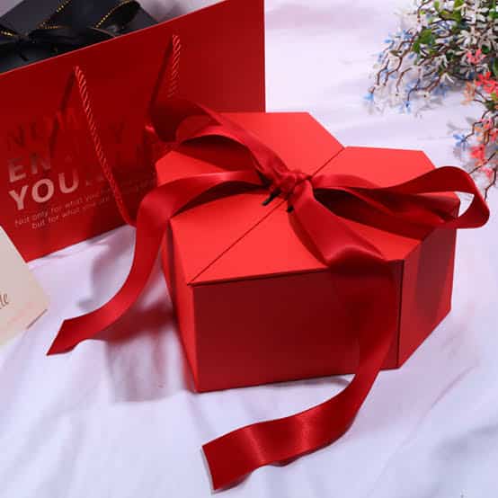 How Can Someone Wrap And Present A Gift For A Couple Thoughtfully And Memorably, Such As Through Customised Packaging, A Heartfelt Note, Or A Surprise Presentation?