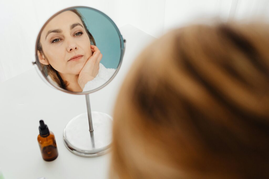 pick me girl meaning woman looking in the mirror