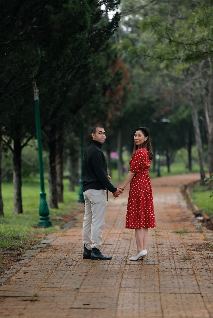 Unmarried couple attending couples therapy near London with a relationship therapist