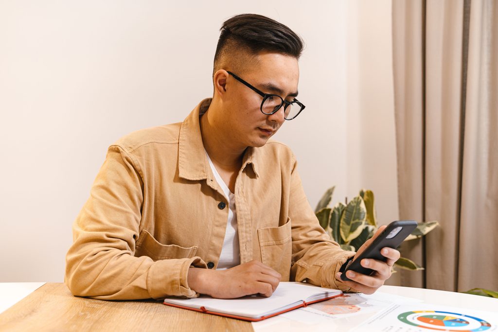 Expert tips for starting a Tinder conversation and building dating confidence