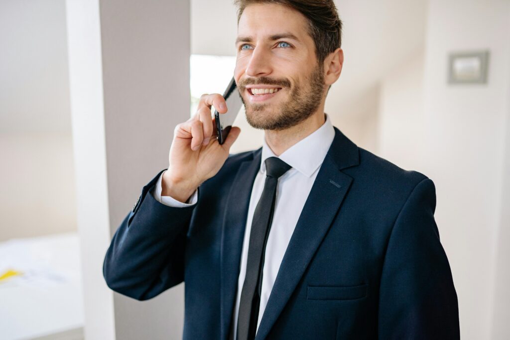 how to start a conversation on tinder man on phone