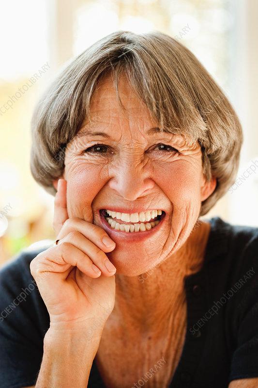 Confident woman after divorce smiling – confidence coaching for divorcees