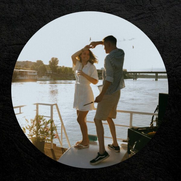 Dating course showing how to secure the second date through authentic confidence.